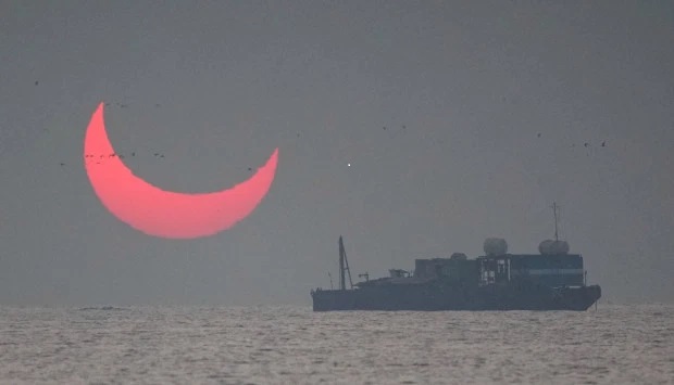 solar eclipse red crescent persian gulf 26th Dec 2019